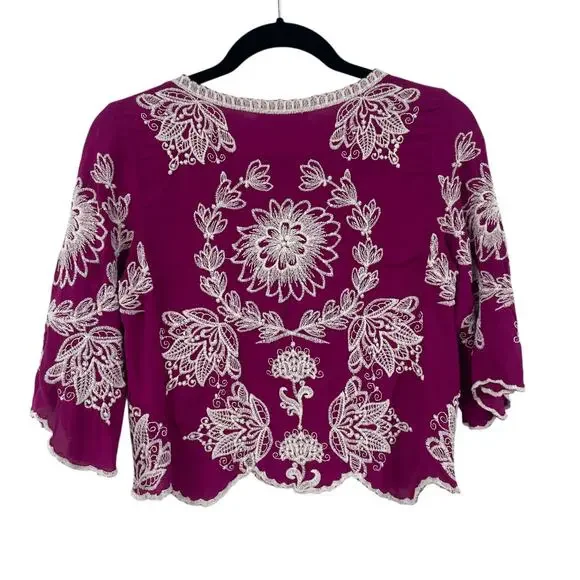 Solitaire Short Sleeve Scallop Hem Magenta Ivory Floral Embroidered Top Small - Picture 5 of 6